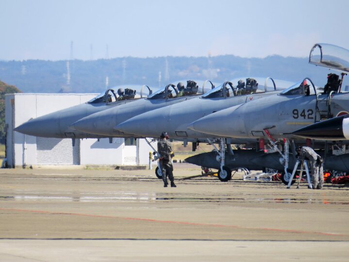 中国空军的老朋友紧急迫降美军嘉手纳基地 擦出火花让