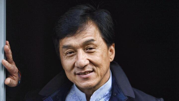 他比成龙出名还早, 曾欺骗女星生下私生子, 今68岁再次出轨, 只因嫩模