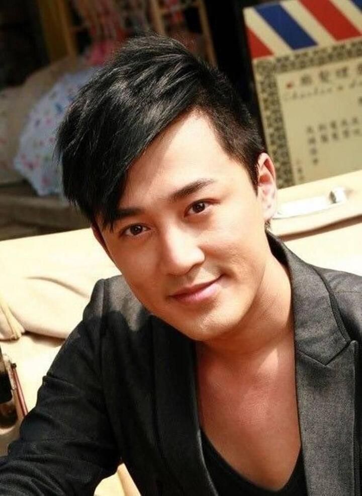老爸亿万富翁的林峰, 曾经被曝床照落泪, 和小14岁
