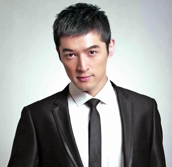 胡歌童年集体照毛衣抢镜, 网友: 又是一个胖子逆袭的故事!