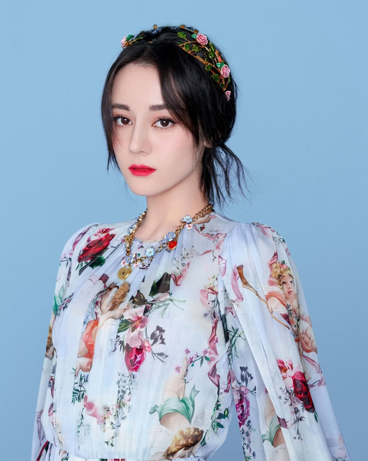 迪丽热巴花裙装美若彩蝶,与杨紫唐艺昕宋祖儿比美,谁更胜一筹?