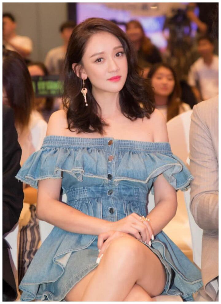 原本认为刘诗诗穿牛仔裙很好看,但是看了陈乔恩的才知道什么叫美