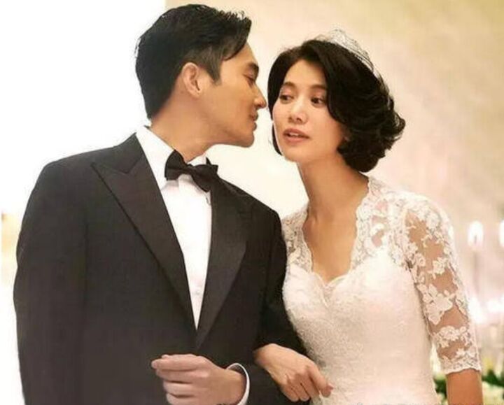张智霖晒与老婆的合影照片写错了成语,袁咏仪用12字纠正帮他圆场