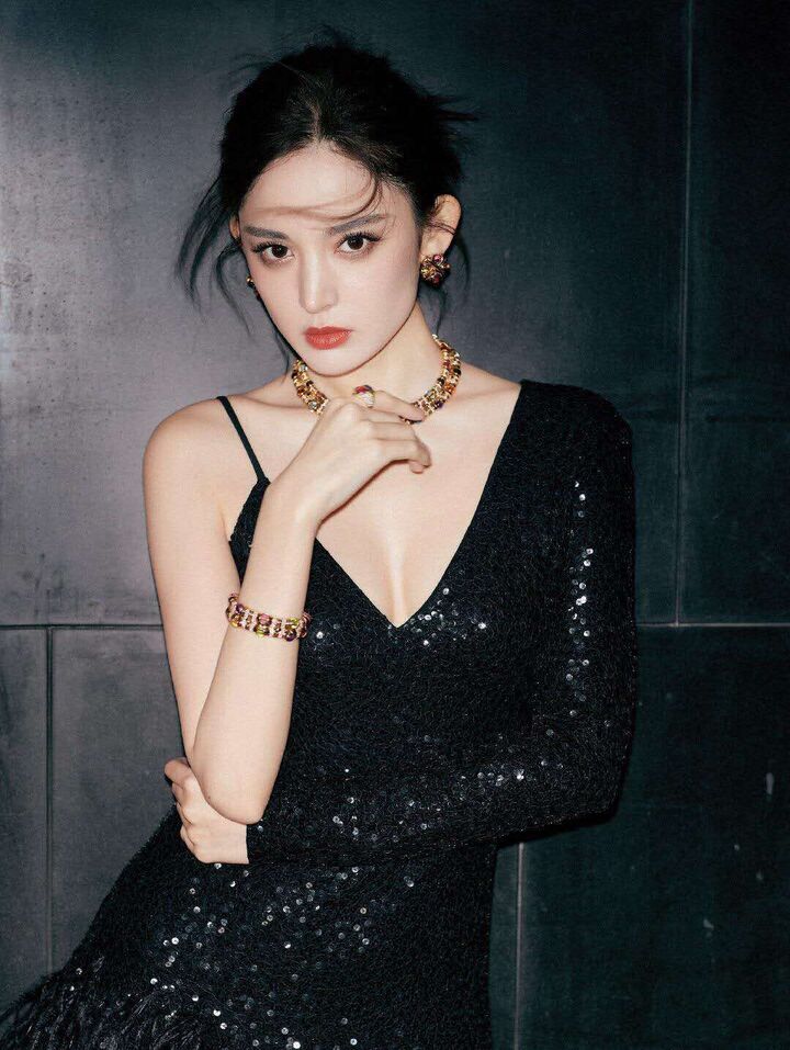 新疆二美同场活动,真是令人大饱眼福啊,古力娜扎真是人间尤物