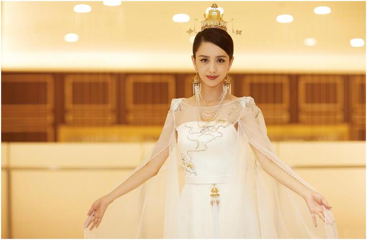 五位女星气质出众,刘诗诗温柔善良,佟丽娅楚楚动人,她