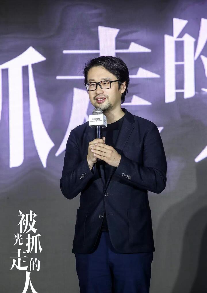黄渤新作《被光抓走的人》定档元旦,黄渤澄清:这次真的不是喜剧