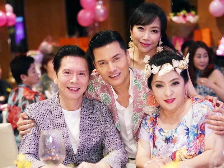 向华强夫妇现身,向太美貌十分养眼