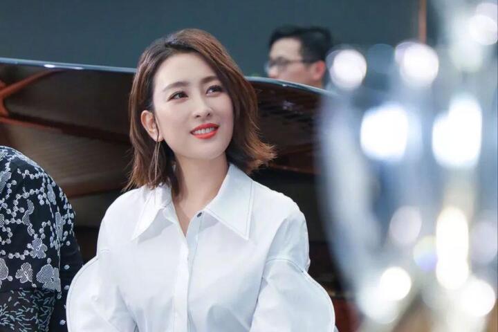37岁马苏穿一件黑衬衫,又老又土,还被"半个眉毛"抢了镜!