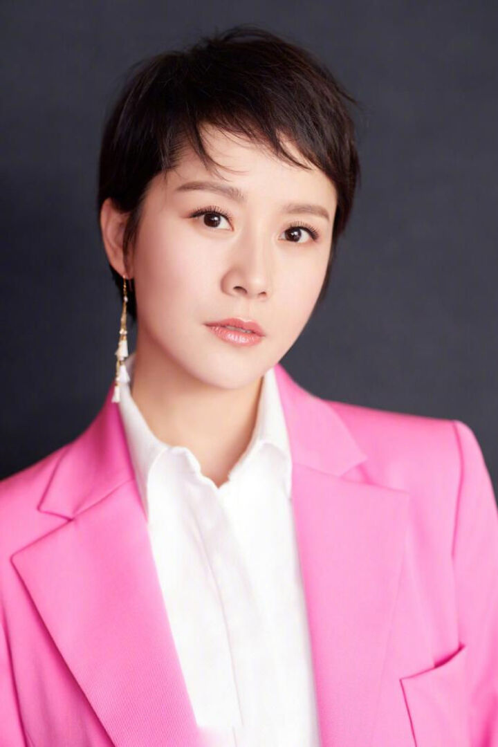 职场女强人"海清"保养有方依旧粉嫩 超短裙美腿吸睛