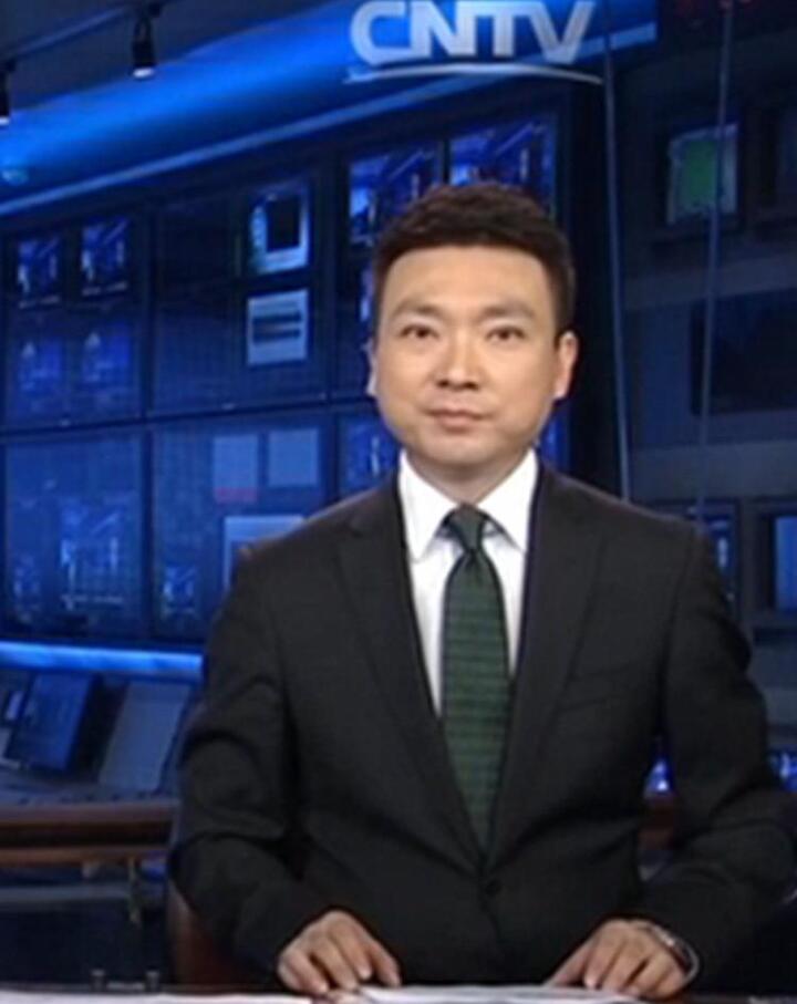 46岁央视一哥康辉近照: 感情令人羡慕, 敬业精神令人