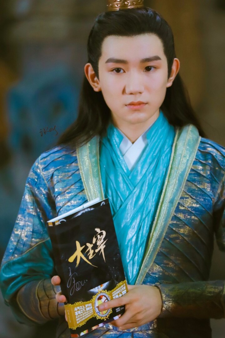 王源确定出演古装剧《大主宰》男主,00后真的是崛起了