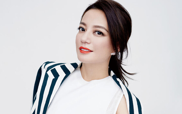 赵薇晒老公黄有龙与女儿小四月的背影照,网友的评论却