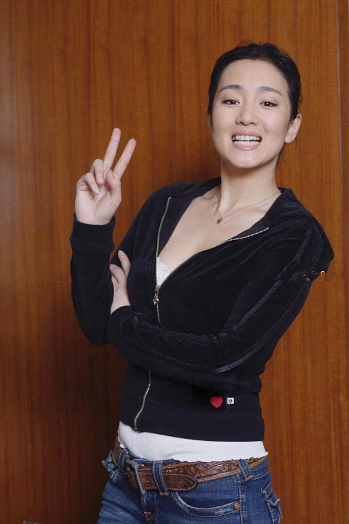巩俐穿牛仔裤现身,却系了条70年代的皮带,网友:肚腩更
