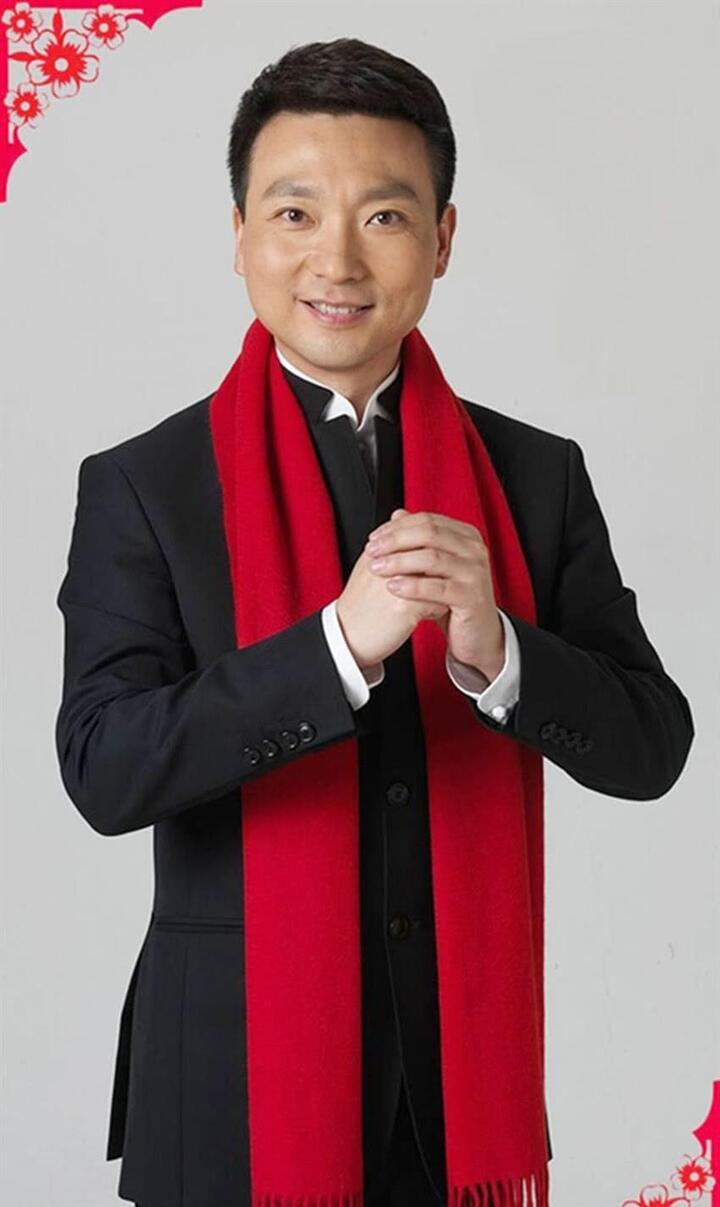 45岁央视主播康辉与妻子近照, 结婚17年至今无子, 妻子身份不一般视频
