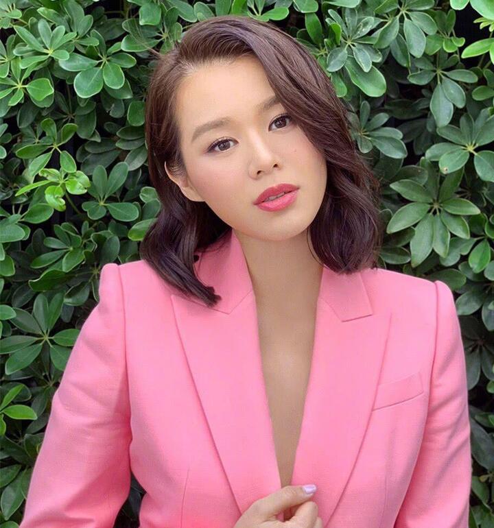 胡杏儿怀二胎依旧努力工作,穿碎花连体裤亮相,孕妈范儿十足