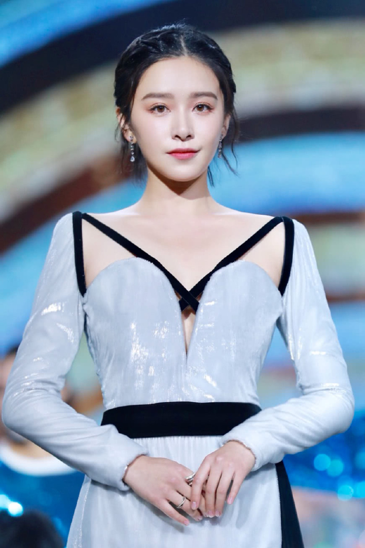 阚清子越来越有女人味了! 优雅大气!
