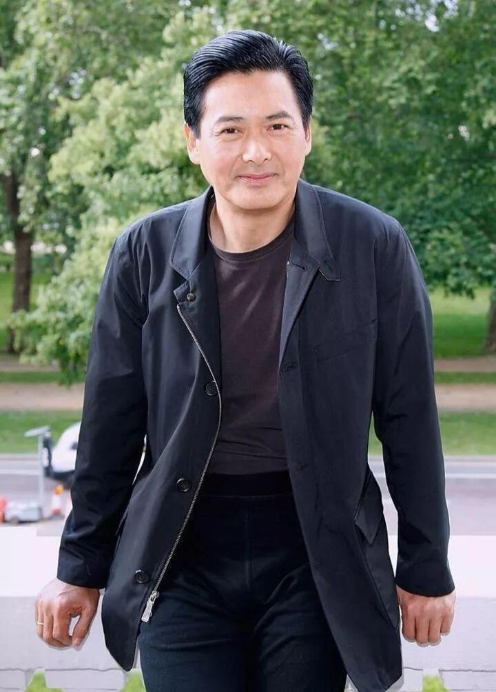 他裸捐56亿,却只穿15元人字拖,一生无儿无女, 他是周润发