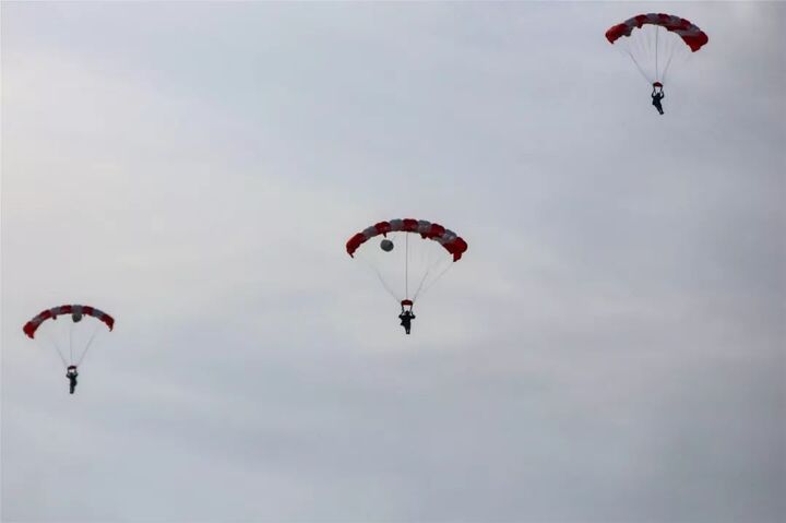 "雷神"出击!数百名特战队员身披翼伞从千米高空跳下
