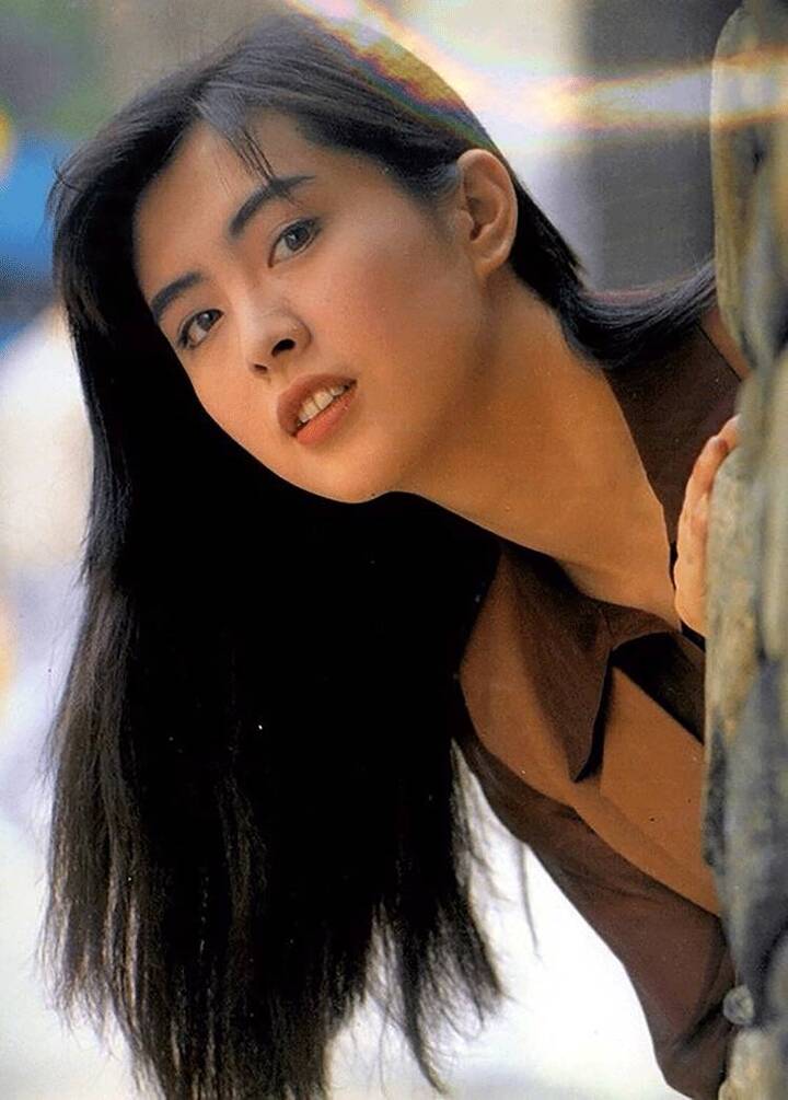比起现代穿着,还是古装更勾起回忆,邪魅交织单纯,唯爱王祖贤
