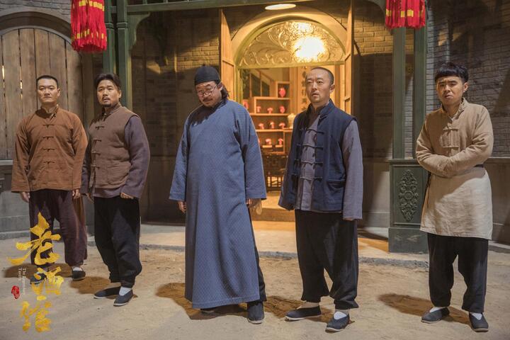 从演员班底来看,《老酒馆》的"老"名副其实,它集齐了陈宝国,秦海璐