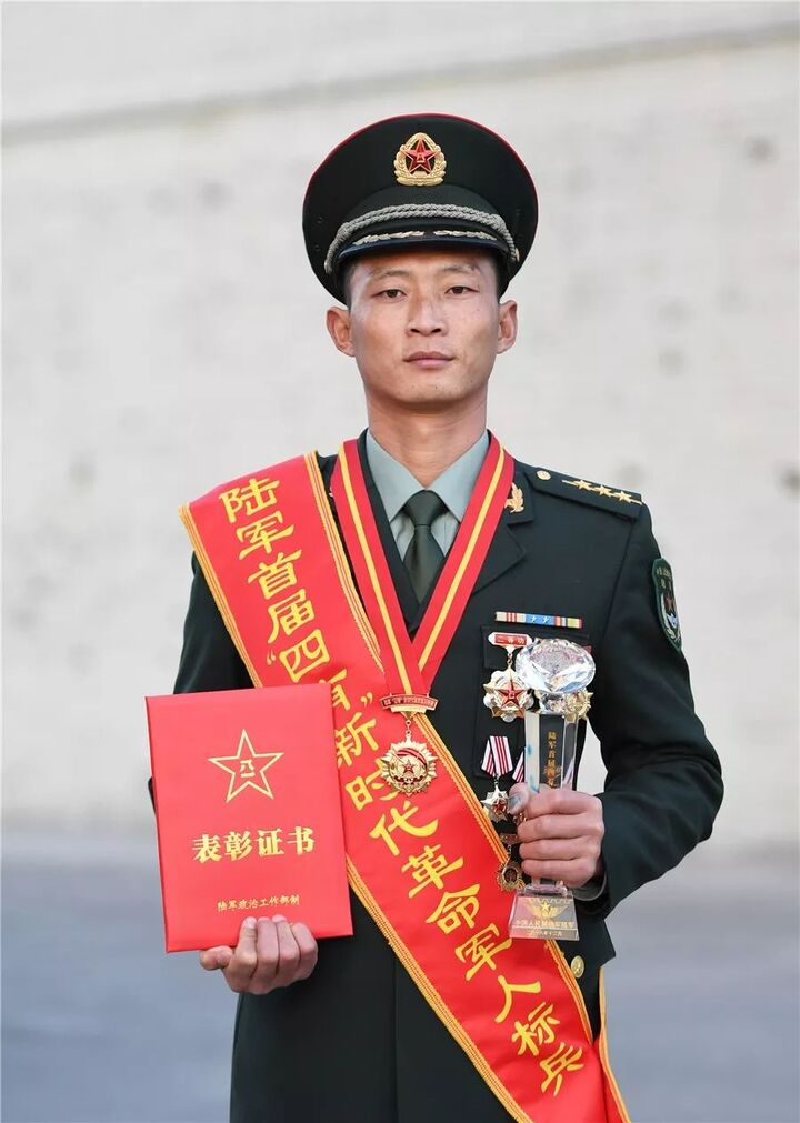 无上光荣!陆军举行首届"四有"新时代革命军人标兵颁奖