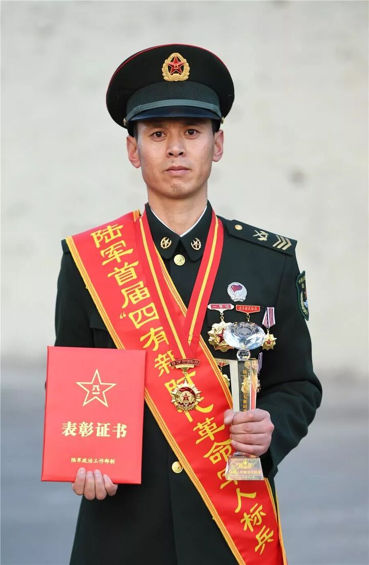 无上光荣!陆军举行首届"四有"新时代革命军人标兵颁奖
