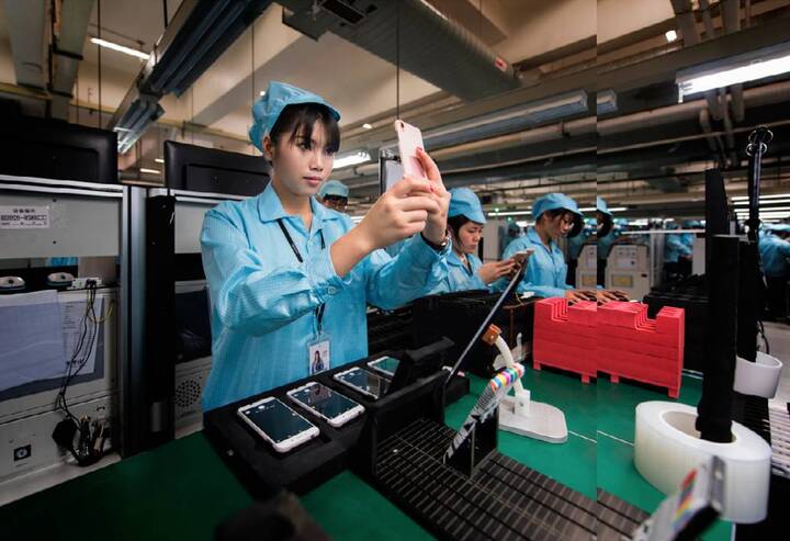 东莞oppo手机生产厂,女生喜欢玩自拍,但当这一切变成一项工作后,就没