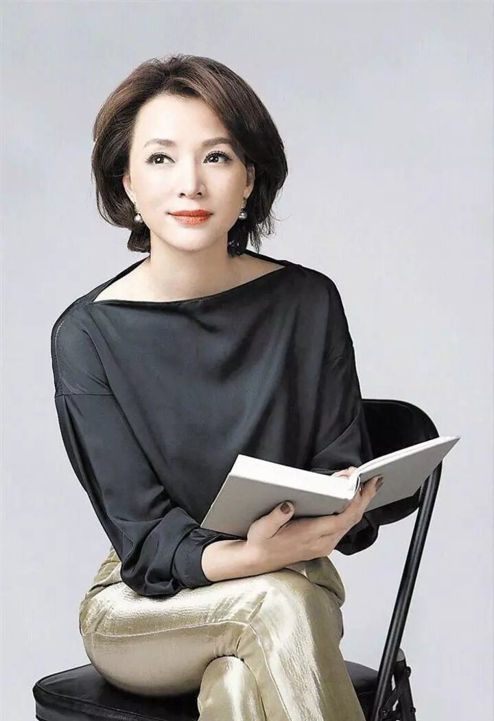 小时候,董卿特别爱美, 天天都热衷于照镜子.