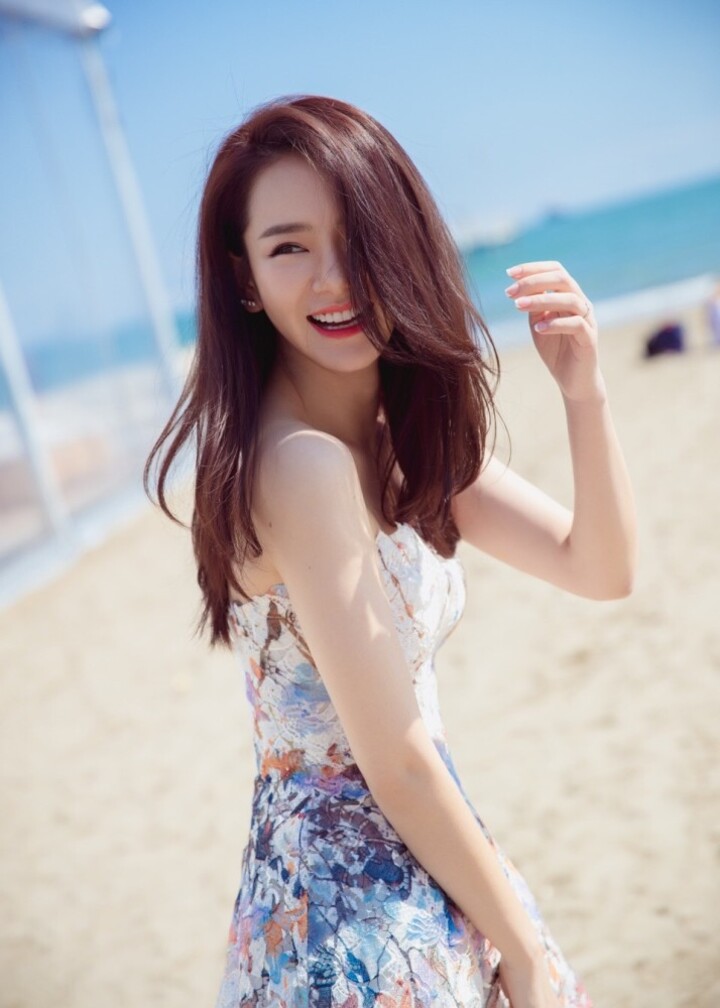 戚薇沙滩清凉照曝光 清纯动人似少女