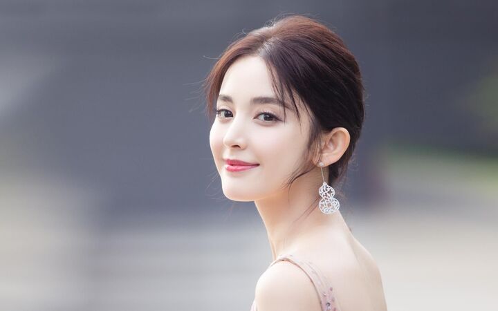 古力娜扎袭粉色一字肩礼服