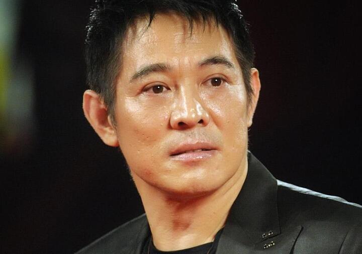 李连杰驼背白发如老翁?妻子56岁却十分年轻!