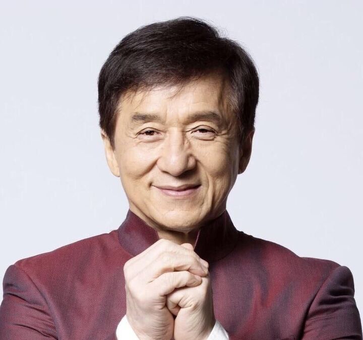 儿子吸毒还有私生女,该怎么评价已经64岁的成龙?