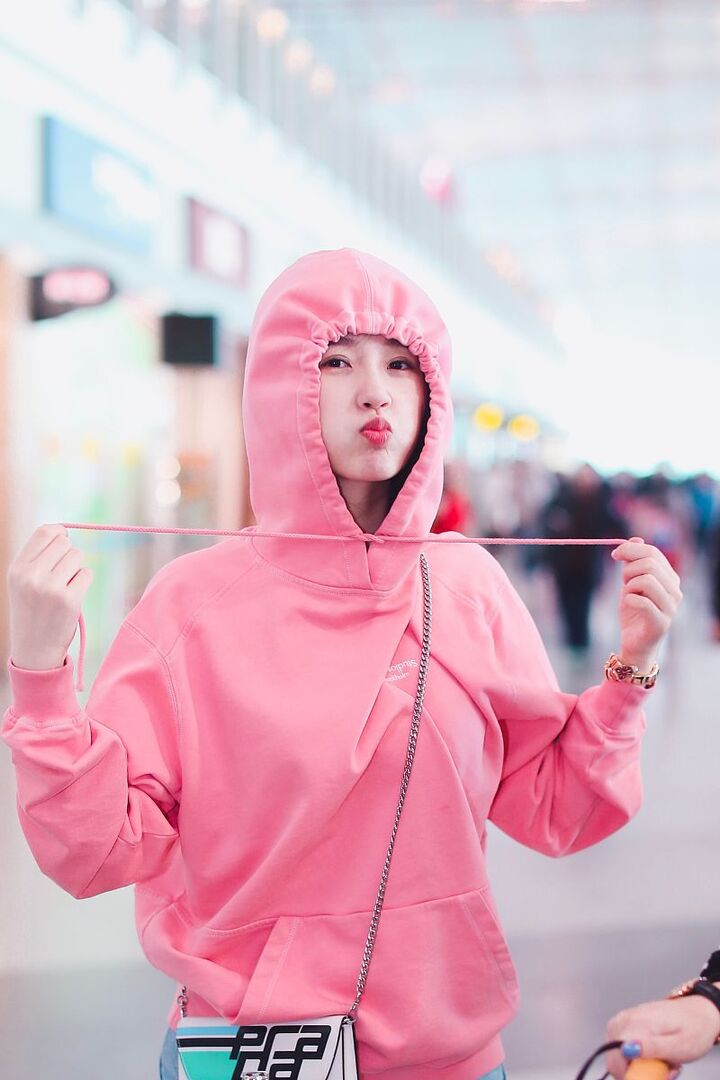 虞书欣粉嫩连帽衫现身机场,扎可爱丸子头尽显可爱少女