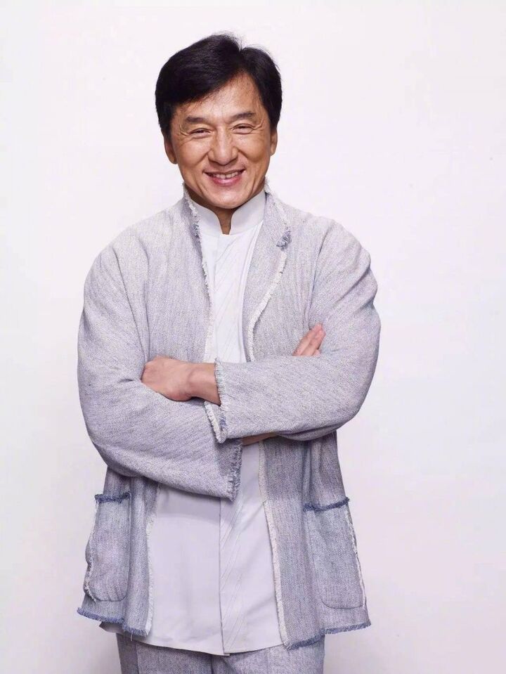 成龙回安徽老家探亲,两个哥哥家里贫困,成龙的做法却让人惊讶