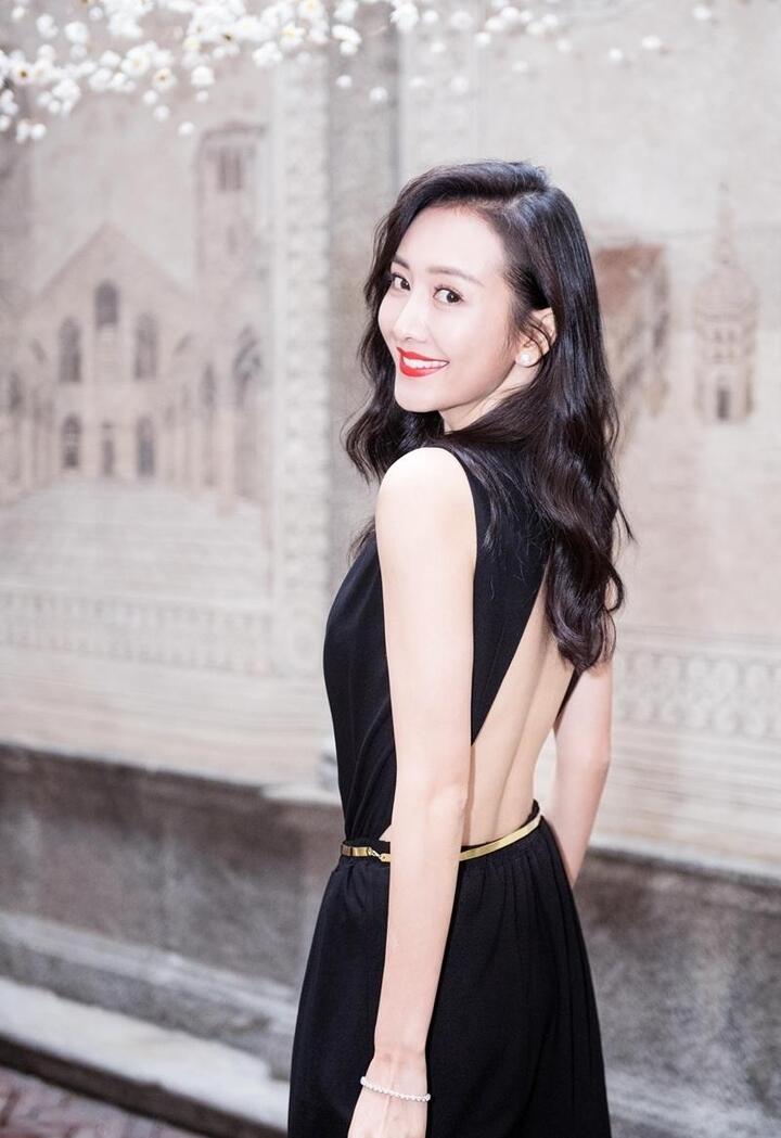 王鸥晒出美照,双手托腮笑容十分甜美