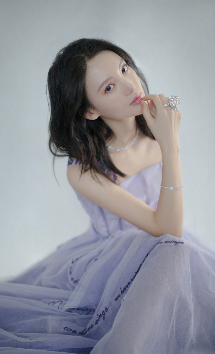 金晨邻家女孩般的甜美气质,时尚靓丽的外形更是迷人