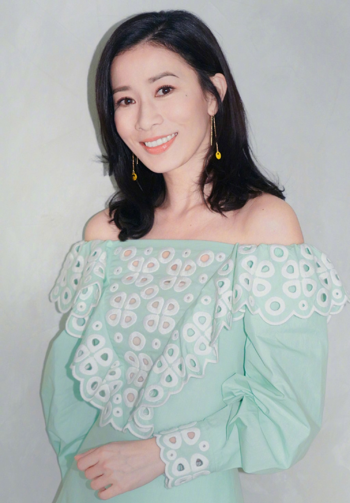 佘诗曼厉害了,时尚穿搭秒变少女!