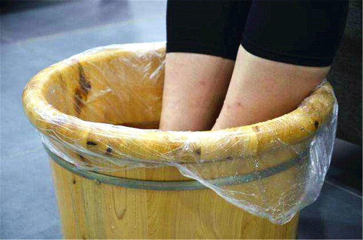 生姜加"它"泡脚,坚持一周,排净体内湿气,赶跑老便秘!