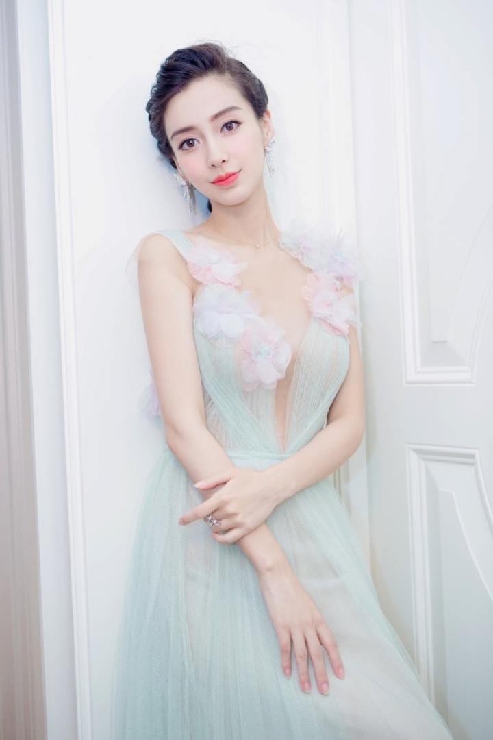 angelababy薄纱礼服性感爆乳写真图片