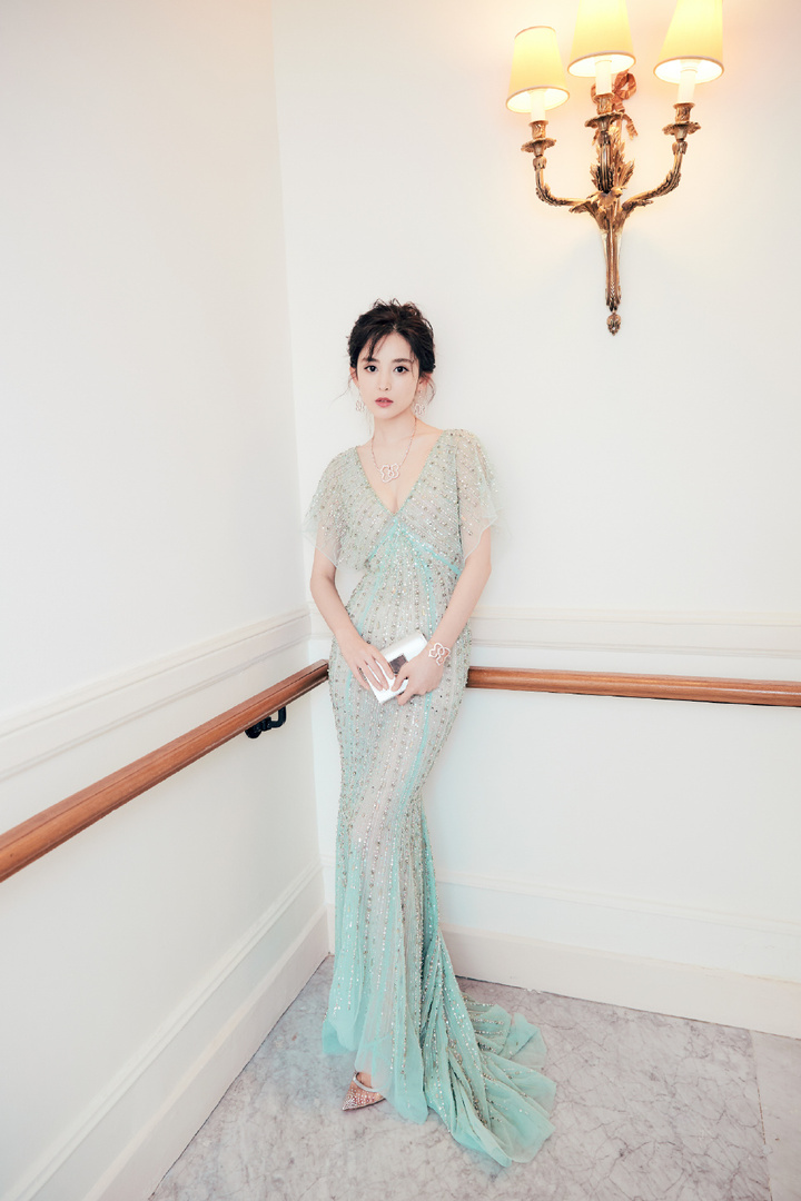 古力娜扎深v性感写真图片