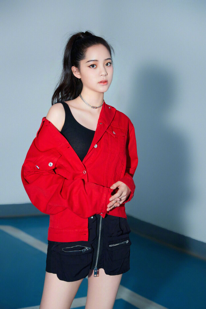 欧阳娜娜短裙长腿写真图片