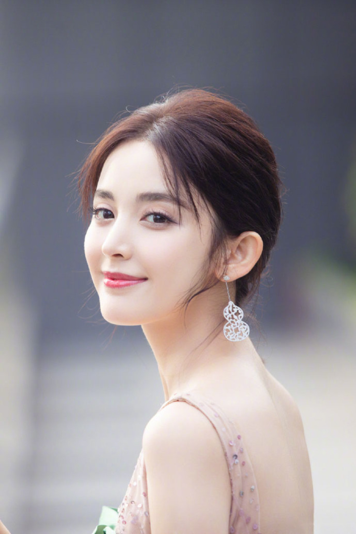 古力娜扎粉色长裙性感写真图片