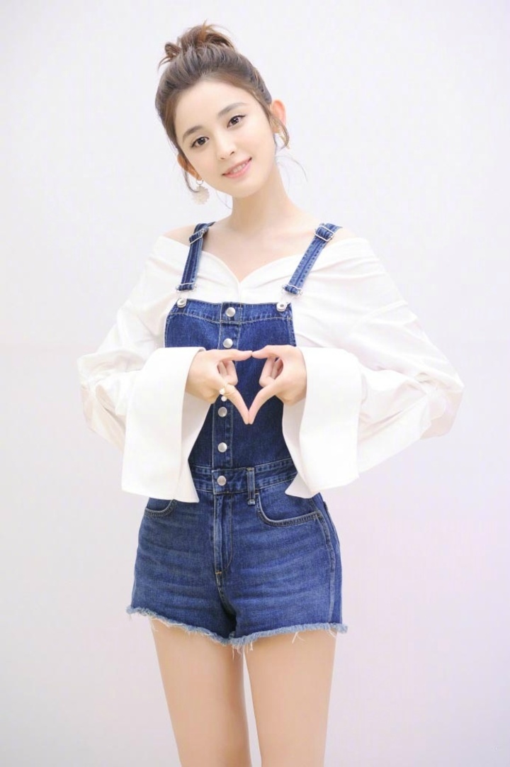 古力娜扎牛仔背带裙青春休闲写真图片