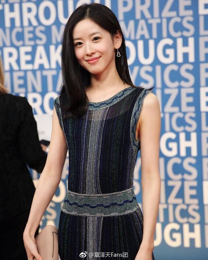章泽天欧阳娜娜同框比美 奶茶妹妹手上大钻戒赢了