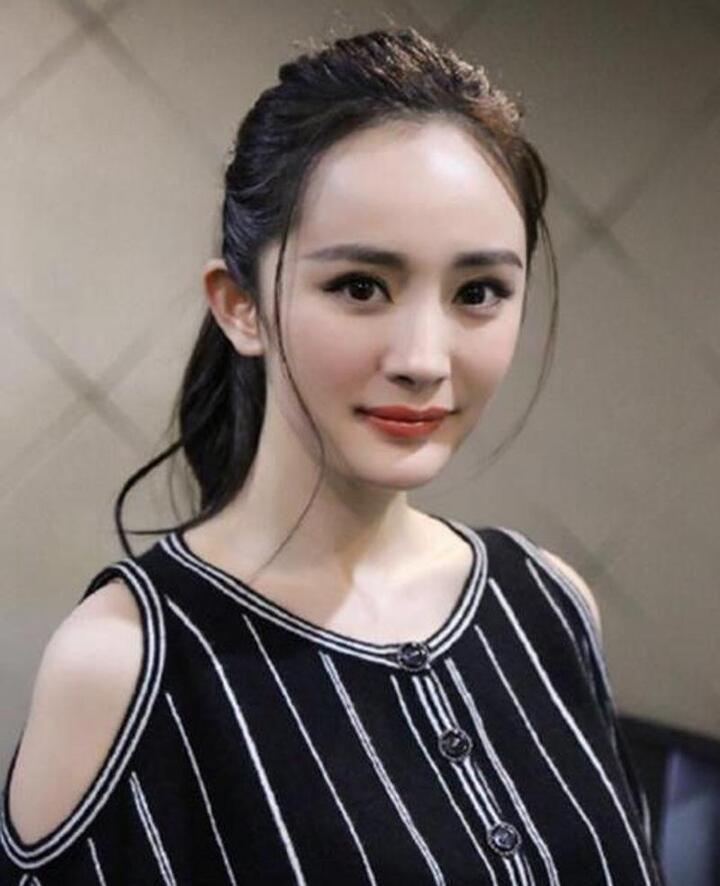 2011年,杨幂凭借清宫穿越剧《宫》一夜成名,之后以《北京爱情故事》